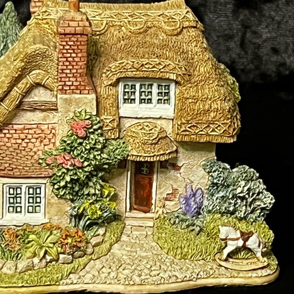 Lilliput Lane | Nursery Cottage | Much Valued Customer Special Edition - Picture 3 of 12
